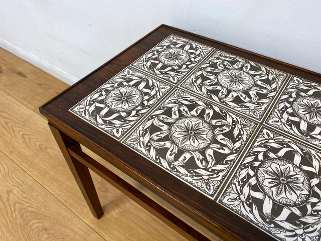 WMK I Edler skandinavischer Mid-Century Couchtisch aus Palisander mit kunstvollen Fliesen