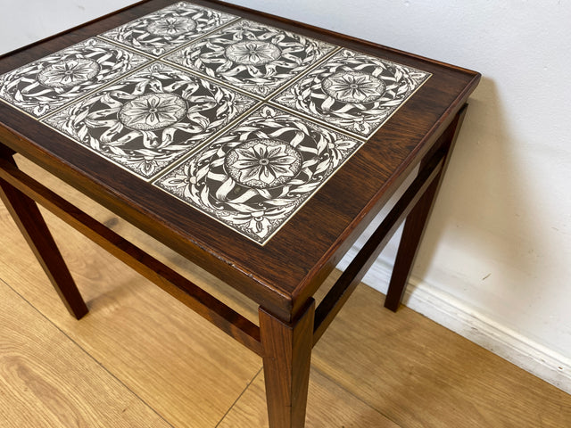 WMK I Edler skandinavischer Mid-Century Couchtisch aus Palisander mit kunstvollen Fliesen