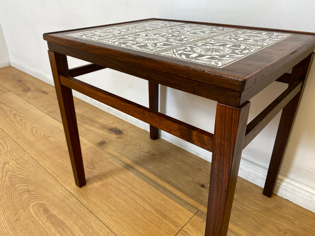 WMK I Edler skandinavischer Mid-Century Couchtisch aus Palisander mit kunstvollen Fliesen