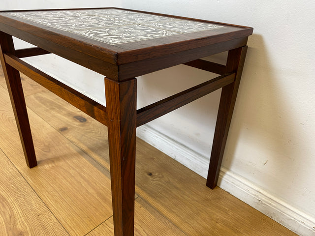 WMK I Edler skandinavischer Mid-Century Couchtisch aus Palisander mit kunstvollen Fliesen
