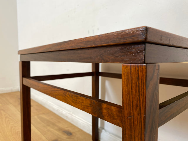 WMK I Edler skandinavischer Mid-Century Couchtisch aus Palisander mit kunstvollen Fliesen