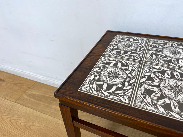 WMK I Edler skandinavischer Mid-Century Couchtisch aus Palisander mit kunstvollen Fliesen