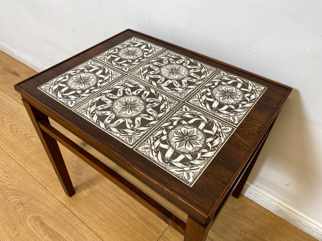 WMK I Edler skandinavischer Mid-Century Couchtisch aus Palisander mit kunstvollen Fliesen