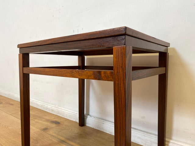 WMK I Edler skandinavischer Mid-Century Couchtisch aus Palisander mit kunstvollen Fliesen