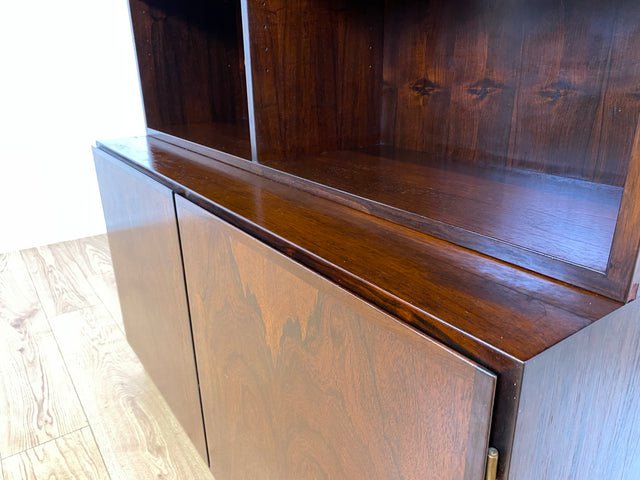WMK I Stilvoller skandinavischer Mid-Century Designer Bücherschrank by Omann Junior in Palisander m. verstell. Regalböden I Bücherregal Regal Highboard Sideboard Schrank Rosewood Danish Design Vintage