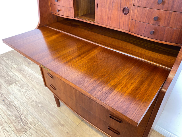 WMK # Stilvoller skandinavischer Mid-Century Designersekretär von Poul M. Jessen in Teakholz mit edlen Holzgriffen # Sekretär Schreibtisch Desk Danish Design Vintage Teak 60er PMJ Berlin Hamburg Köln