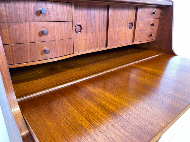 WMK # Stilvoller skandinavischer Mid-Century Designersekretär von Poul M. Jessen in Teakholz mit edlen Holzgriffen # Sekretär Schreibtisch Desk Danish Design Vintage Teak 60er PMJ Berlin Hamburg Köln