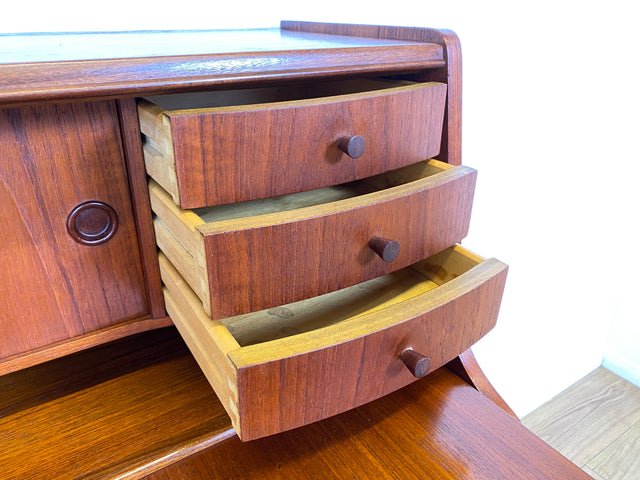 WMK # Stilvoller skandinavischer Mid-Century Designersekretär von Poul M. Jessen in Teakholz mit edlen Holzgriffen # Sekretär Schreibtisch Desk Danish Design Vintage Teak 60er PMJ Berlin Hamburg Köln