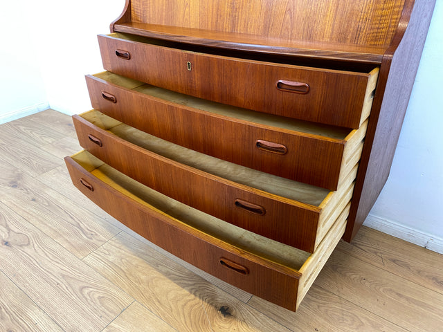 WMK # Stilvoller skandinavischer Mid-Century Designersekretär von Poul M. Jessen in Teakholz mit edlen Holzgriffen # Sekretär Schreibtisch Desk Danish Design Vintage Teak 60er PMJ Berlin Hamburg Köln