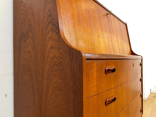 WMK # Stilvoller skandinavischer Mid-Century Designersekretär von Poul M. Jessen in Teakholz mit edlen Holzgriffen # Sekretär Schreibtisch Desk Danish Design Vintage Teak 60er PMJ Berlin Hamburg Köln