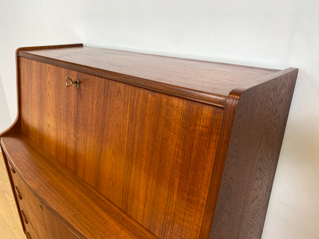 WMK # Stilvoller skandinavischer Mid-Century Designersekretär von Poul M. Jessen in Teakholz mit edlen Holzgriffen # Sekretär Schreibtisch Desk Danish Design Vintage Teak 60er PMJ Berlin Hamburg Köln