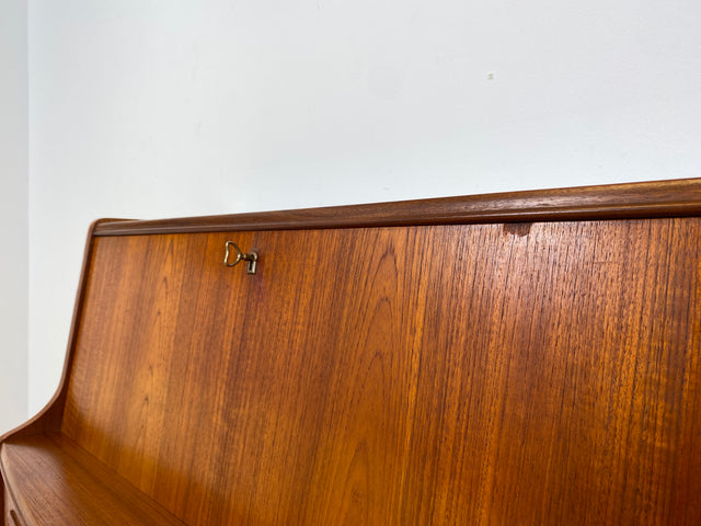 WMK # Stilvoller skandinavischer Mid-Century Designersekretär von Poul M. Jessen in Teakholz mit edlen Holzgriffen # Sekretär Schreibtisch Desk Danish Design Vintage Teak 60er PMJ Berlin Hamburg Köln