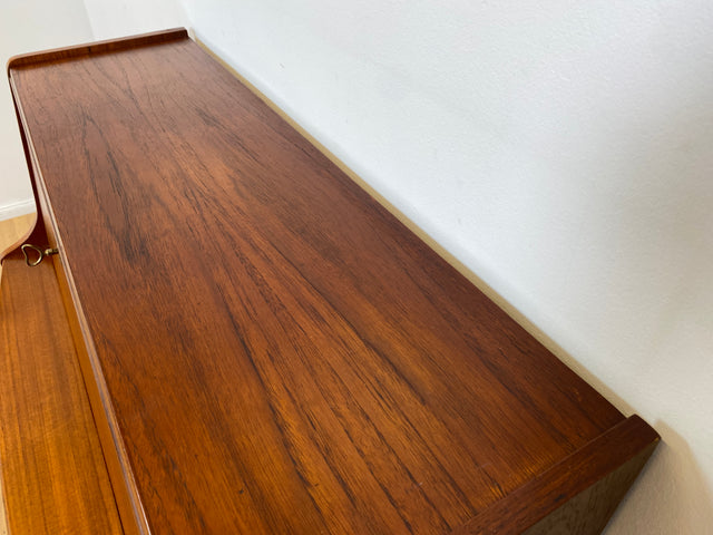 WMK # Stilvoller skandinavischer Mid-Century Designersekretär von Poul M. Jessen in Teakholz mit edlen Holzgriffen # Sekretär Schreibtisch Desk Danish Design Vintage Teak 60er PMJ Berlin Hamburg Köln