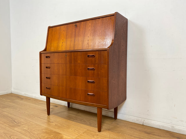 WMK # Stilvoller skandinavischer Mid-Century Designersekretär von Poul M. Jessen in Teakholz mit edlen Holzgriffen # Sekretär Schreibtisch Desk Danish Design Vintage Teak 60er PMJ Berlin Hamburg Köln