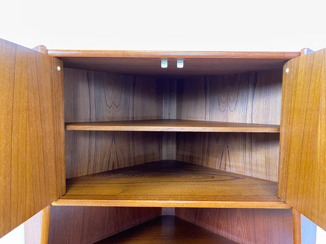 WMK I Minimalistischer und besonders gut erhaltener skandinavischer Mid-Century Eckschrank in Teakholz I Eckkommode Highboard Schrank Wäsche Bücher Kommode Danish Design Vintage Berlin Bochum Passau