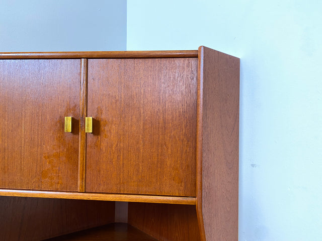 WMK I Minimalistischer und besonders gut erhaltener skandinavischer Mid-Century Eckschrank in Teakholz I Eckkommode Highboard Schrank Wäsche Bücher Kommode Danish Design Vintage Berlin Bochum Passau
