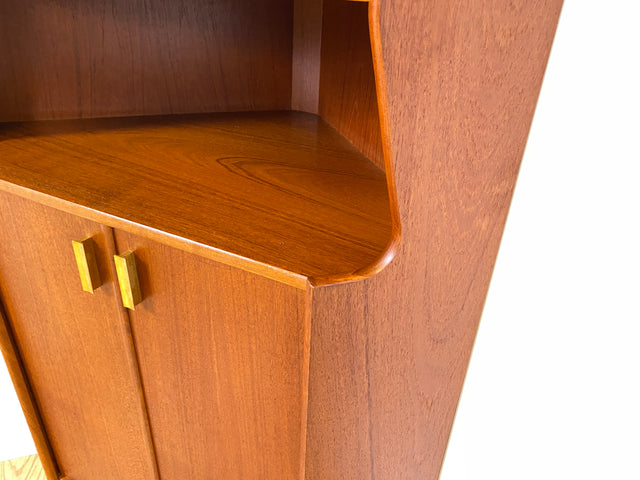 WMK I Minimalistischer und besonders gut erhaltener skandinavischer Mid-Century Eckschrank in Teakholz I Eckkommode Highboard Schrank Wäsche Bücher Kommode Danish Design Vintage Berlin Bochum Passau