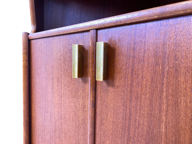 WMK I Minimalistischer und besonders gut erhaltener skandinavischer Mid-Century Eckschrank in Teakholz I Eckkommode Highboard Schrank Wäsche Bücher Kommode Danish Design Vintage Berlin Bochum Passau
