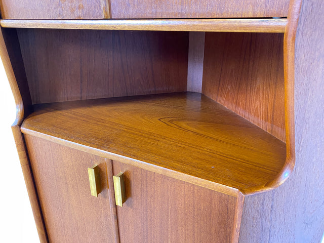 WMK I Minimalistischer und besonders gut erhaltener skandinavischer Mid-Century Eckschrank in Teakholz I Eckkommode Highboard Schrank Wäsche Bücher Kommode Danish Design Vintage Berlin Bochum Passau