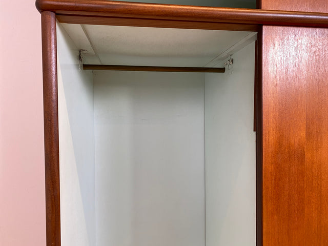 WMK # Hochwertiger skandinavischer Mid-Century Kleiderschrank mit Schiebetüren & Schubladen , Vollholz in Teak # Schrank Schlafzimmerschrank Wäscheschrank Wardrobe Danish Design Vintage Teakholz 60er
