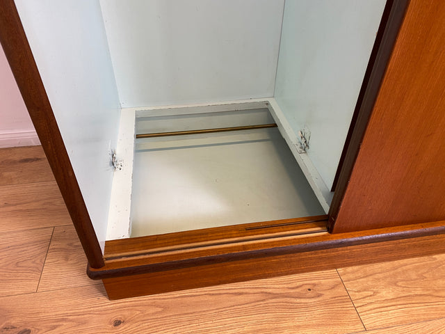 WMK # Hochwertiger skandinavischer Mid-Century Kleiderschrank mit Schiebetüren & Schubladen , Vollholz in Teak # Schrank Schlafzimmerschrank Wäscheschrank Wardrobe Danish Design Vintage Teakholz 60er
