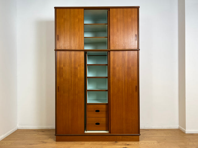 WMK # Hochwertiger skandinavischer Mid-Century Kleiderschrank mit Schiebetüren & Schubladen , Vollholz in Teak # Schrank Schlafzimmerschrank Wäscheschrank Wardrobe Danish Design Vintage Teakholz 60er