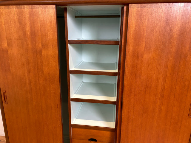 WMK # Hochwertiger skandinavischer Mid-Century Kleiderschrank mit Schiebetüren & Schubladen , Vollholz in Teak # Schrank Schlafzimmerschrank Wäscheschrank Wardrobe Danish Design Vintage Teakholz 60er
