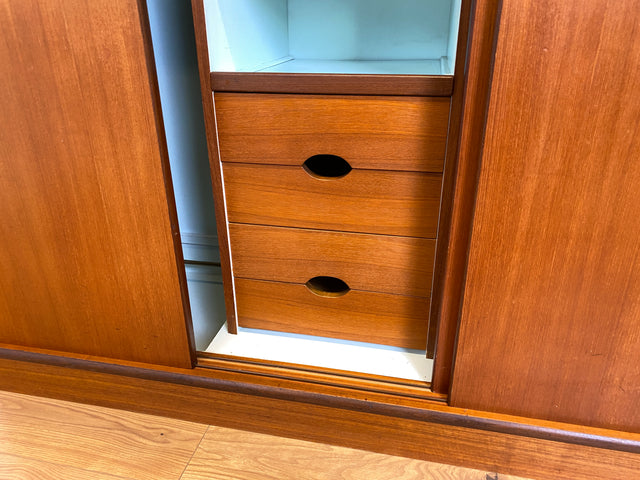 WMK # Hochwertiger skandinavischer Mid-Century Kleiderschrank mit Schiebetüren & Schubladen , Vollholz in Teak # Schrank Schlafzimmerschrank Wäscheschrank Wardrobe Danish Design Vintage Teakholz 60er