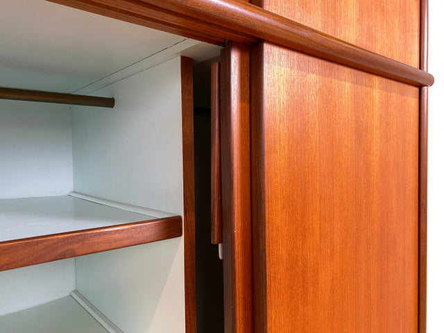 WMK # Hochwertiger skandinavischer Mid-Century Kleiderschrank mit Schiebetüren & Schubladen , Vollholz in Teak # Schrank Schlafzimmerschrank Wäscheschrank Wardrobe Danish Design Vintage Teakholz 60er