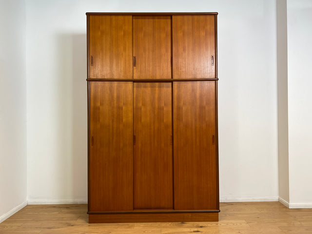 WMK # Hochwertiger skandinavischer Mid-Century Kleiderschrank mit Schiebetüren & Schubladen , Vollholz in Teak # Schrank Schlafzimmerschrank Wäscheschrank Wardrobe Danish Design Vintage Teakholz 60er
