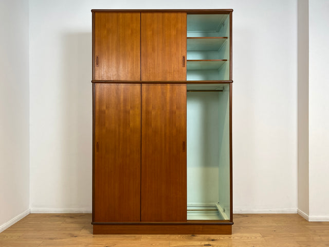 WMK # Hochwertiger skandinavischer Mid-Century Kleiderschrank mit Schiebetüren & Schubladen , Vollholz in Teak # Schrank Schlafzimmerschrank Wäscheschrank Wardrobe Danish Design Vintage Teakholz 60er