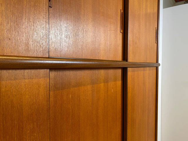WMK # Hochwertiger skandinavischer Mid-Century Kleiderschrank mit Schiebetüren & Schubladen , Vollholz in Teak # Schrank Schlafzimmerschrank Wäscheschrank Wardrobe Danish Design Vintage Teakholz 60er
