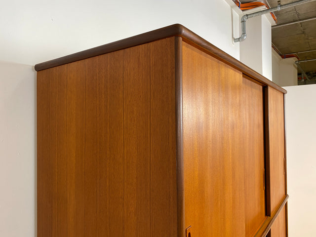 WMK # Hochwertiger skandinavischer Mid-Century Kleiderschrank mit Schiebetüren & Schubladen , Vollholz in Teak # Schrank Schlafzimmerschrank Wäscheschrank Wardrobe Danish Design Vintage Teakholz 60er