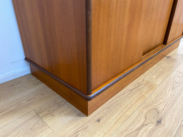WMK # Hochwertiger skandinavischer Mid-Century Kleiderschrank mit Schiebetüren & Schubladen , Vollholz in Teak # Schrank Schlafzimmerschrank Wäscheschrank Wardrobe Danish Design Vintage Teakholz 60er