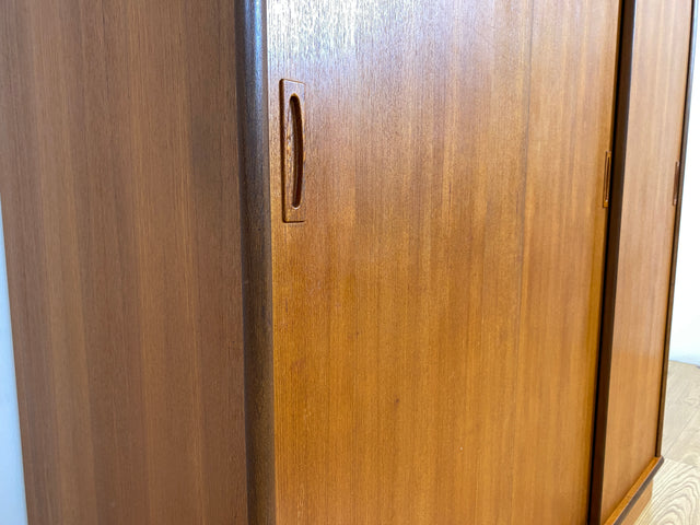 WMK # Hochwertiger skandinavischer Mid-Century Kleiderschrank mit Schiebetüren & Schubladen , Vollholz in Teak # Schrank Schlafzimmerschrank Wäscheschrank Wardrobe Danish Design Vintage Teakholz 60er