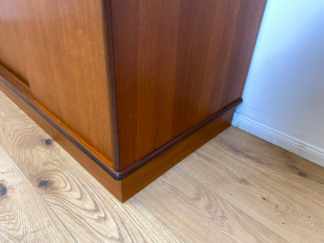 WMK # Hochwertiger skandinavischer Mid-Century Kleiderschrank mit Schiebetüren & Schubladen , Vollholz in Teak # Schrank Schlafzimmerschrank Wäscheschrank Wardrobe Danish Design Vintage Teakholz 60er