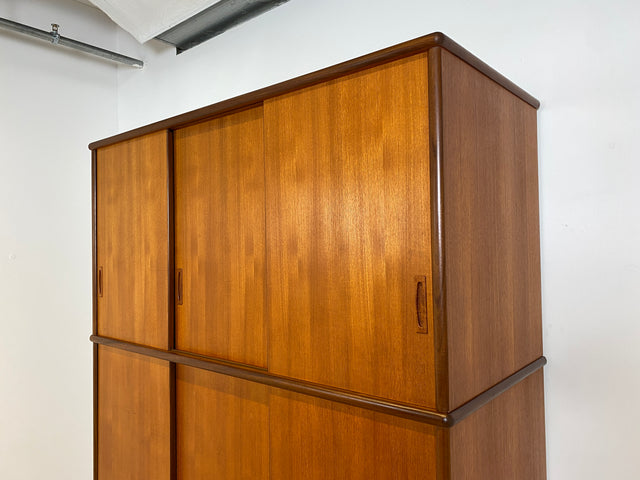 WMK # Hochwertiger skandinavischer Mid-Century Kleiderschrank mit Schiebetüren & Schubladen , Vollholz in Teak # Schrank Schlafzimmerschrank Wäscheschrank Wardrobe Danish Design Vintage Teakholz 60er