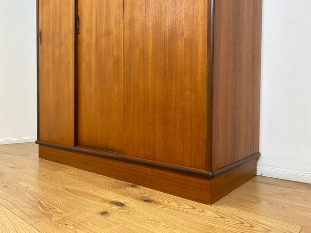 WMK # Hochwertiger skandinavischer Mid-Century Kleiderschrank mit Schiebetüren & Schubladen , Vollholz in Teak # Schrank Schlafzimmerschrank Wäscheschrank Wardrobe Danish Design Vintage Teakholz 60er