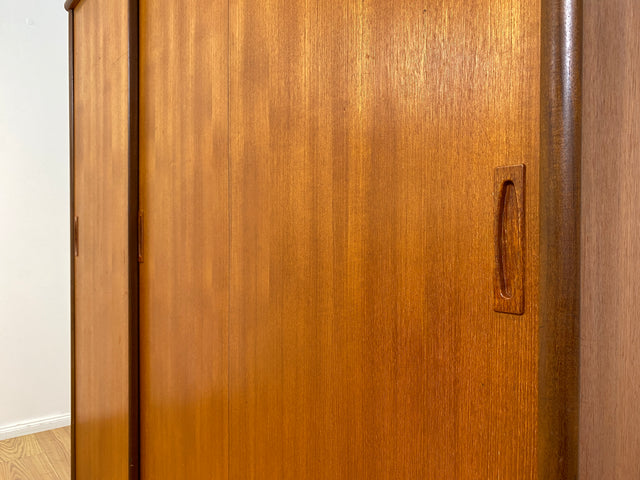WMK # Hochwertiger skandinavischer Mid-Century Kleiderschrank mit Schiebetüren & Schubladen , Vollholz in Teak # Schrank Schlafzimmerschrank Wäscheschrank Wardrobe Danish Design Vintage Teakholz 60er