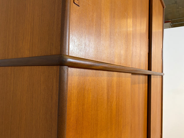 WMK # Hochwertiger skandinavischer Mid-Century Kleiderschrank mit Schiebetüren & Schubladen , Vollholz in Teak # Schrank Schlafzimmerschrank Wäscheschrank Wardrobe Danish Design Vintage Teakholz 60er