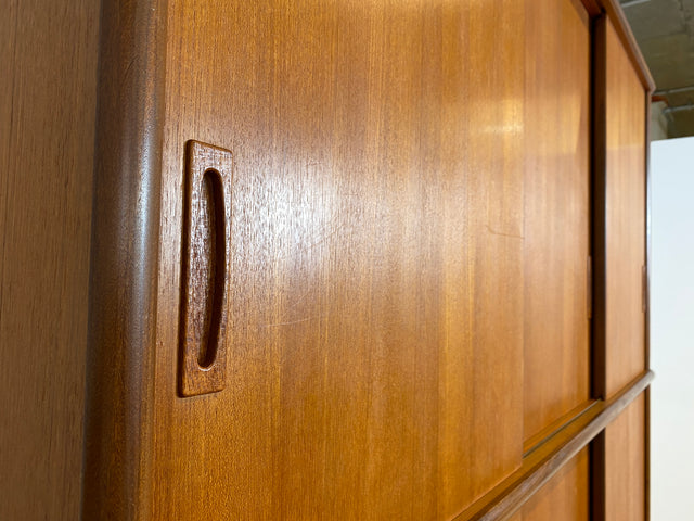 WMK # Hochwertiger skandinavischer Mid-Century Kleiderschrank mit Schiebetüren & Schubladen , Vollholz in Teak # Schrank Schlafzimmerschrank Wäscheschrank Wardrobe Danish Design Vintage Teakholz 60er
