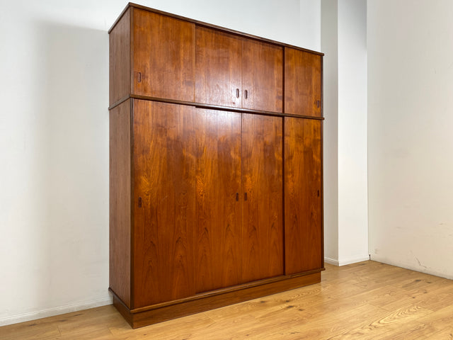 WMK I Stilvoller großer skandinavischer Mid-Century Kleiderschrank mit Schiebetüren und Schubladen, Vollholz in Teak I Schrank Schlafzimmerschrank Wäscheschrank Wardrobe Danish Design Vintage Berlin