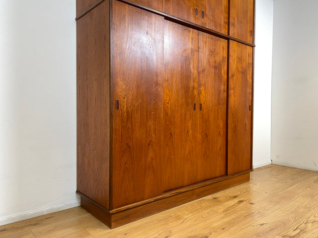 WMK I Stilvoller großer skandinavischer Mid-Century Kleiderschrank mit Schiebetüren und Schubladen, Vollholz in Teak I Schrank Schlafzimmerschrank Wäscheschrank Wardrobe Danish Design Vintage Berlin