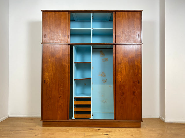 WMK I Stilvoller großer skandinavischer Mid-Century Kleiderschrank mit Schiebetüren und Schubladen, Vollholz in Teak I Schrank Schlafzimmerschrank Wäscheschrank Wardrobe Danish Design Vintage Berlin
