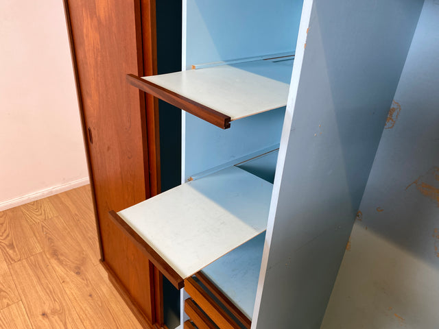 WMK I Stilvoller großer skandinavischer Mid-Century Kleiderschrank mit Schiebetüren und Schubladen, Vollholz in Teak I Schrank Schlafzimmerschrank Wäscheschrank Wardrobe Danish Design Vintage Berlin