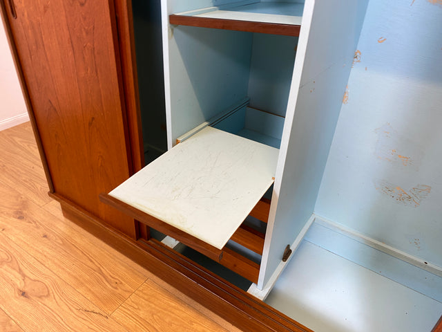 WMK I Stilvoller großer skandinavischer Mid-Century Kleiderschrank mit Schiebetüren und Schubladen, Vollholz in Teak I Schrank Schlafzimmerschrank Wäscheschrank Wardrobe Danish Design Vintage Berlin