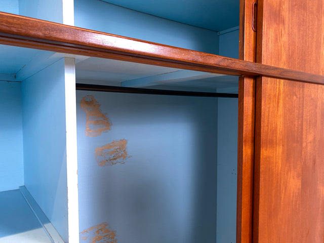 WMK I Stilvoller großer skandinavischer Mid-Century Kleiderschrank mit Schiebetüren und Schubladen, Vollholz in Teak I Schrank Schlafzimmerschrank Wäscheschrank Wardrobe Danish Design Vintage Berlin
