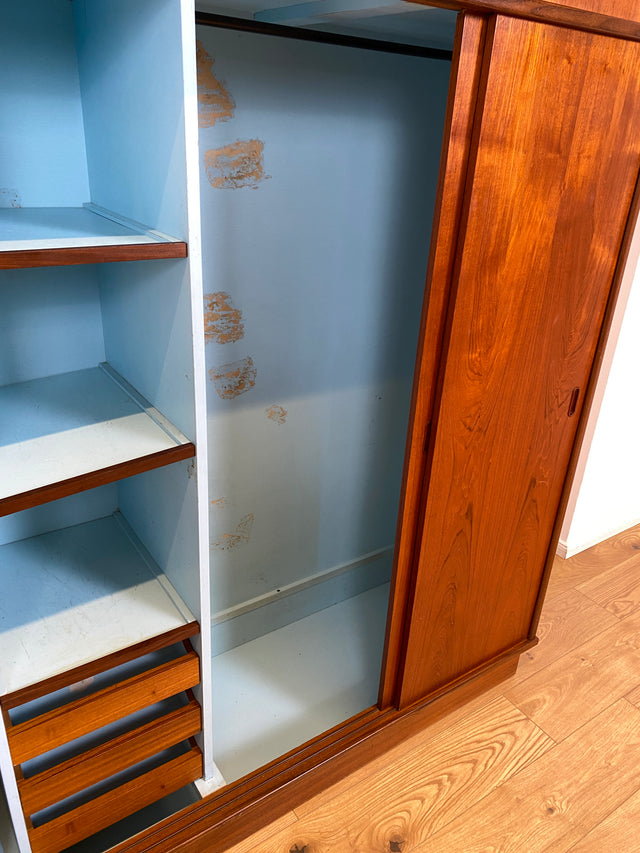 WMK I Stilvoller großer skandinavischer Mid-Century Kleiderschrank mit Schiebetüren und Schubladen, Vollholz in Teak I Schrank Schlafzimmerschrank Wäscheschrank Wardrobe Danish Design Vintage Berlin