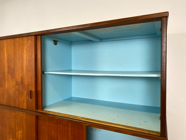 WMK I Stilvoller großer skandinavischer Mid-Century Kleiderschrank mit Schiebetüren und Schubladen, Vollholz in Teak I Schrank Schlafzimmerschrank Wäscheschrank Wardrobe Danish Design Vintage Berlin