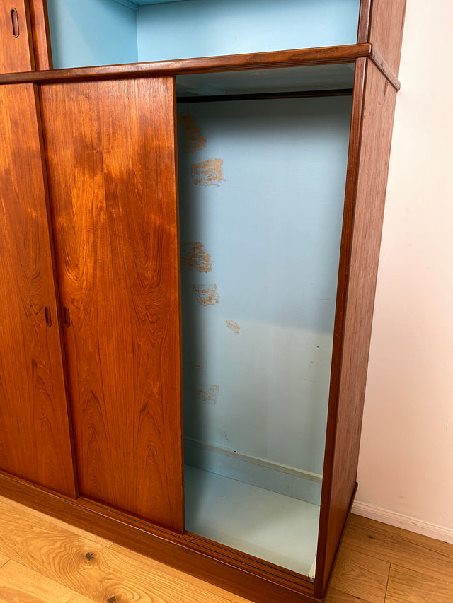 WMK I Stilvoller großer skandinavischer Mid-Century Kleiderschrank mit Schiebetüren und Schubladen, Vollholz in Teak I Schrank Schlafzimmerschrank Wäscheschrank Wardrobe Danish Design Vintage Berlin